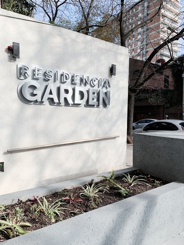 Entrada de la Residencia Garden